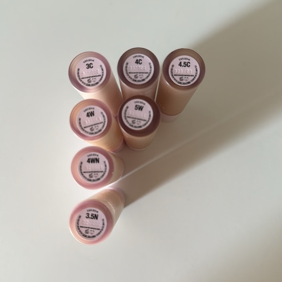 KYLIE COSMETIC CONCEALER - Picture 2 of 7
